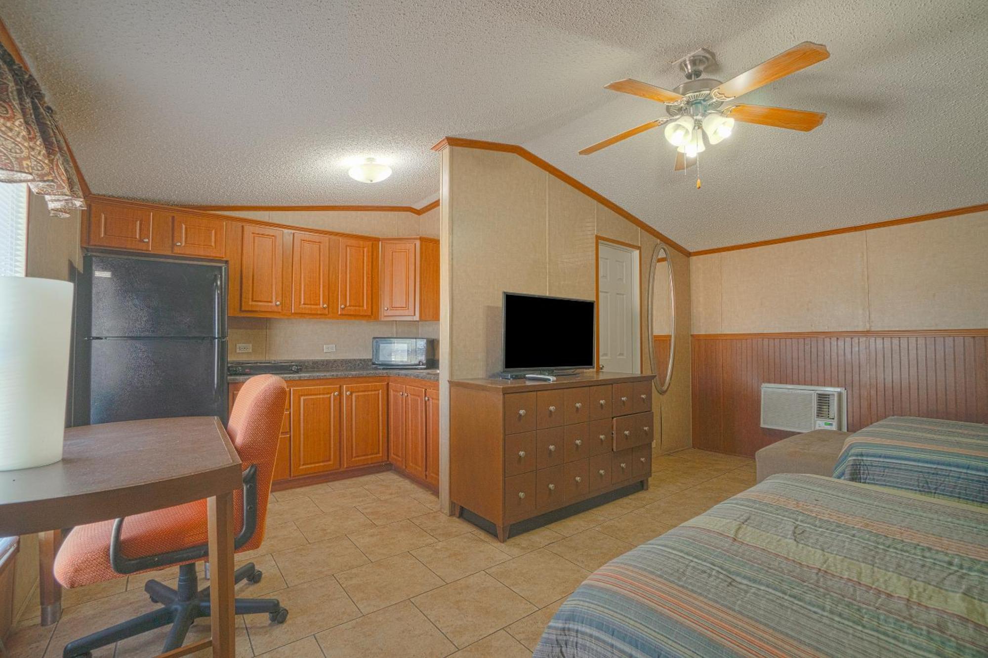 Grand Eagle Ford Lodge & Rv Park Nixon Exterior photo