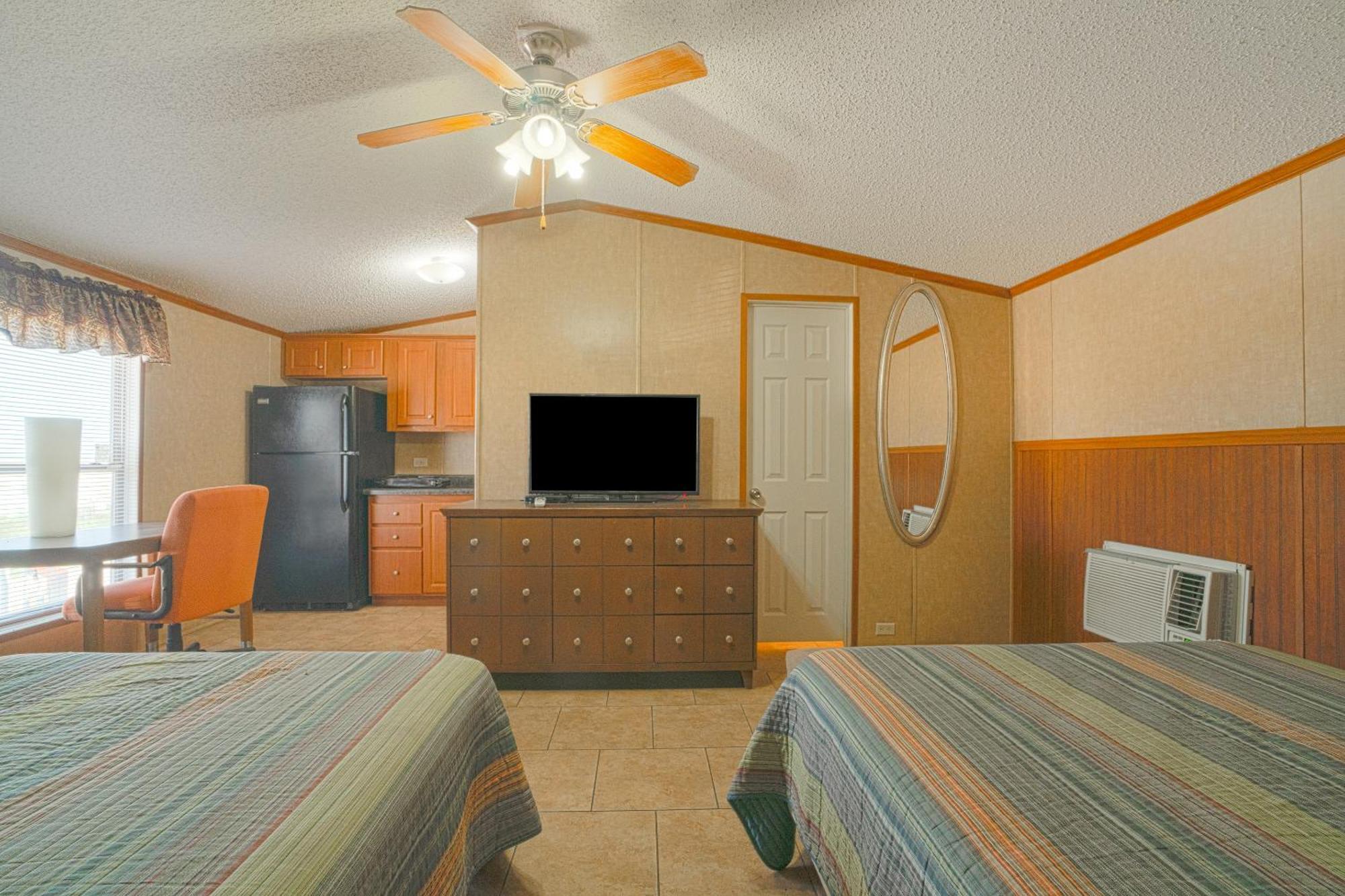Grand Eagle Ford Lodge & Rv Park Nixon Exterior photo