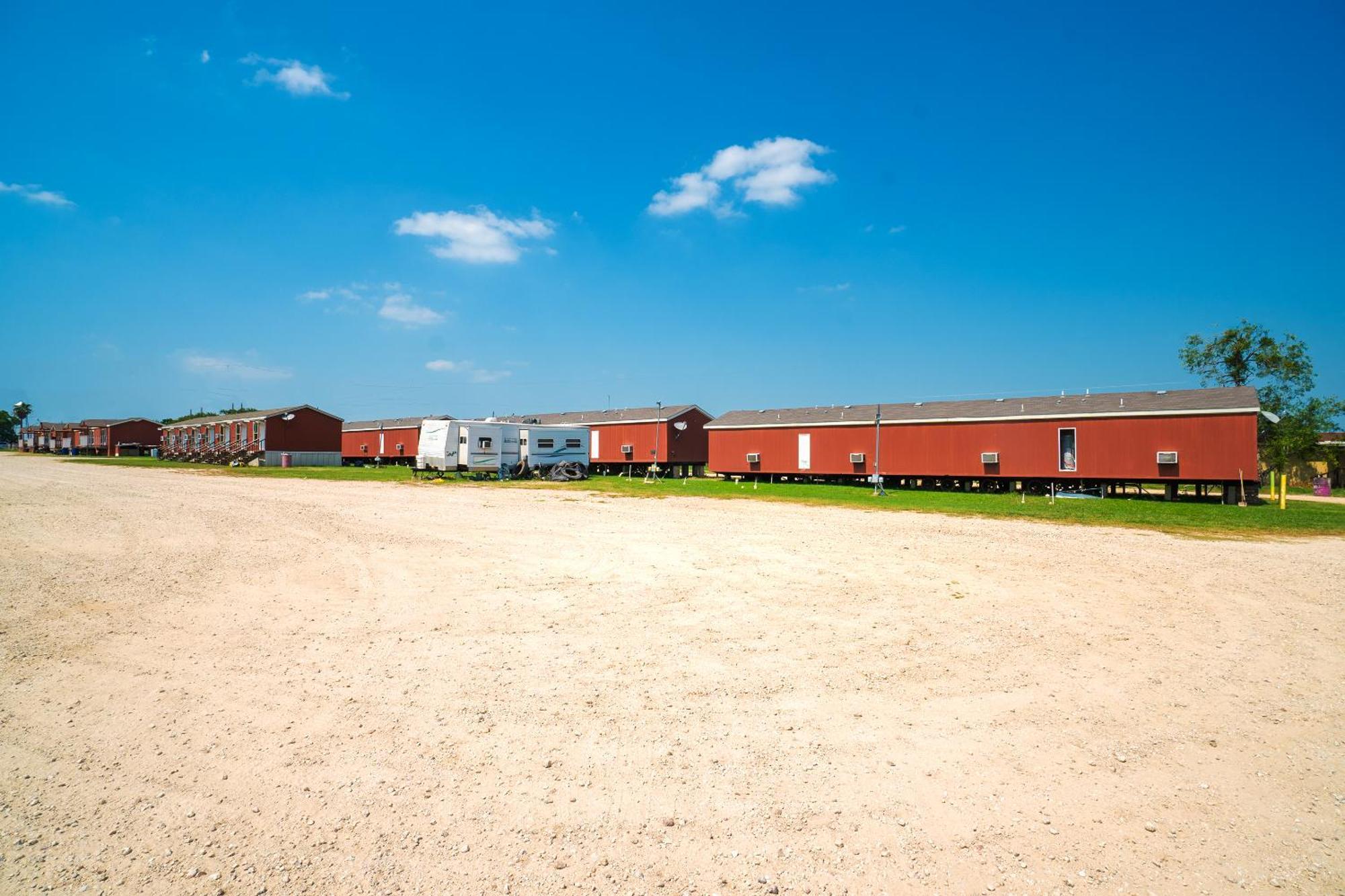 Grand Eagle Ford Lodge & Rv Park Nixon Exterior photo