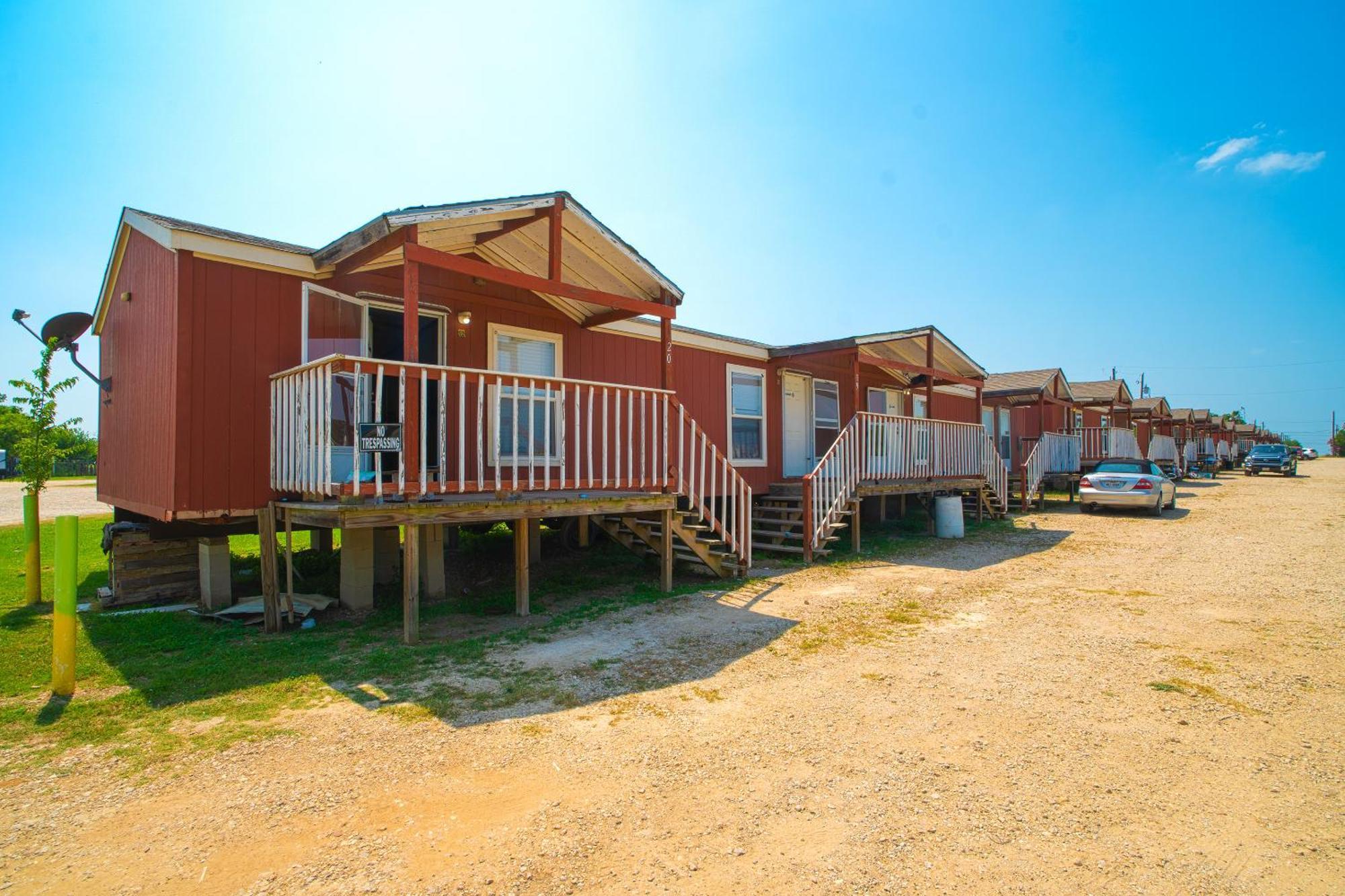 Grand Eagle Ford Lodge & Rv Park Nixon Exterior photo