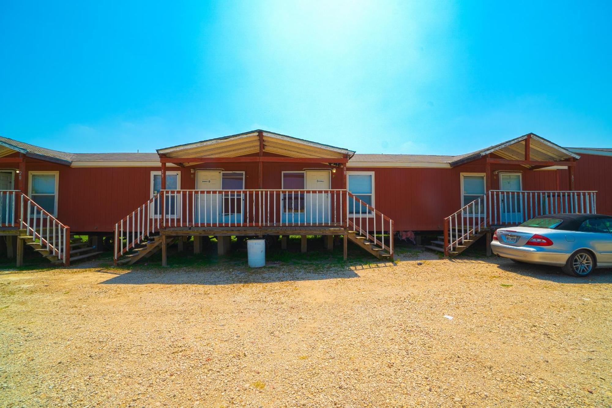 Grand Eagle Ford Lodge & Rv Park Nixon Exterior photo