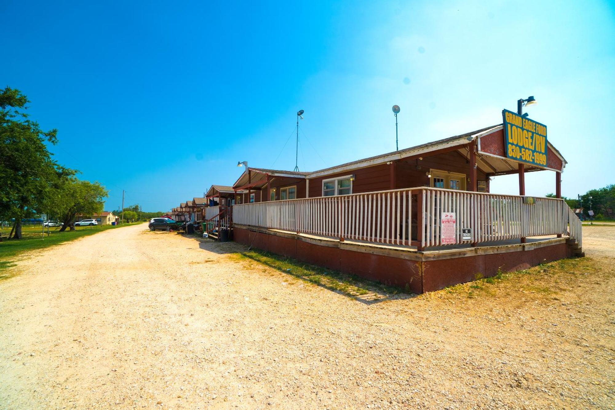 Grand Eagle Ford Lodge & Rv Park Nixon Exterior photo