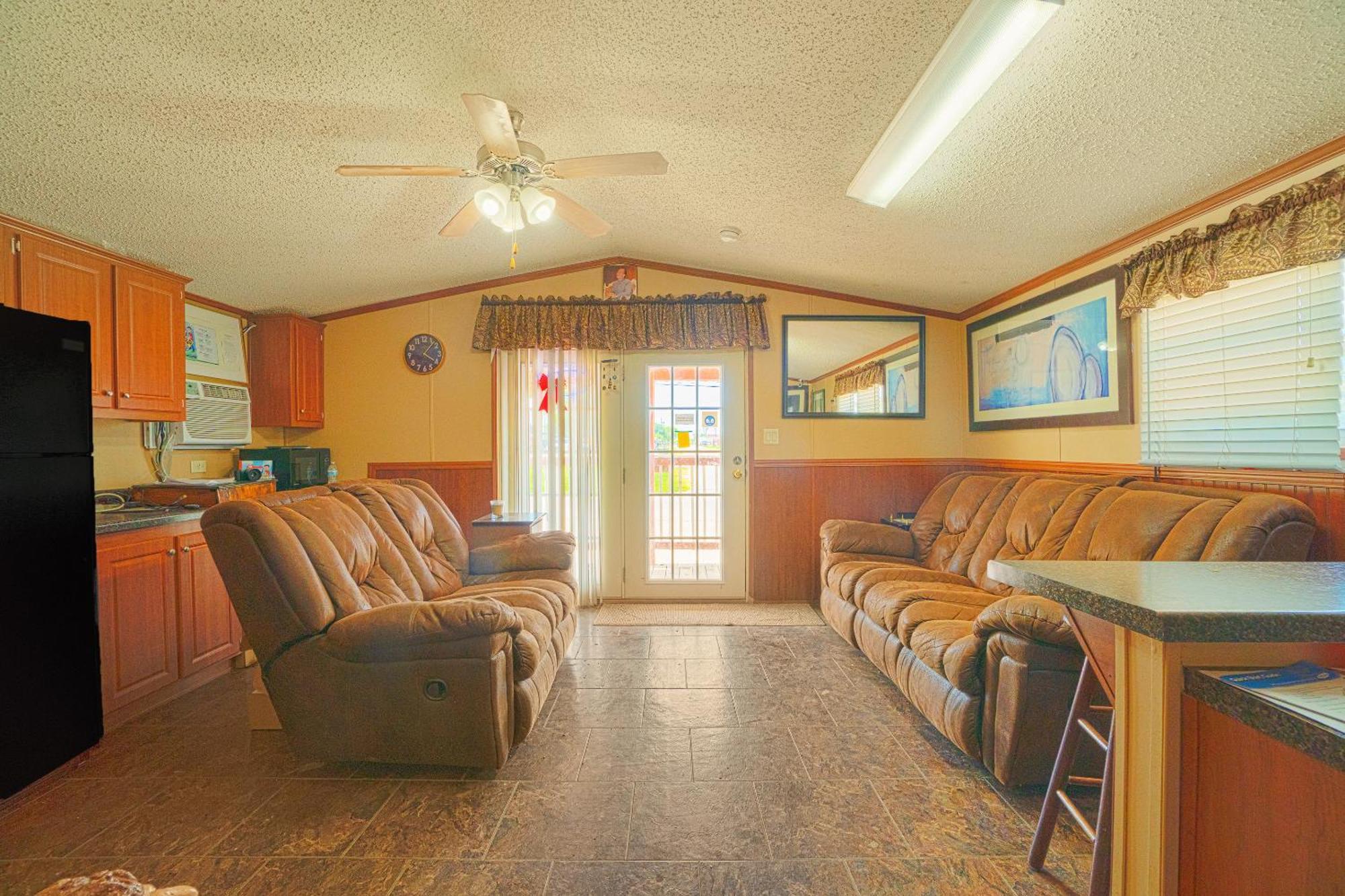 Grand Eagle Ford Lodge & Rv Park Nixon Exterior photo