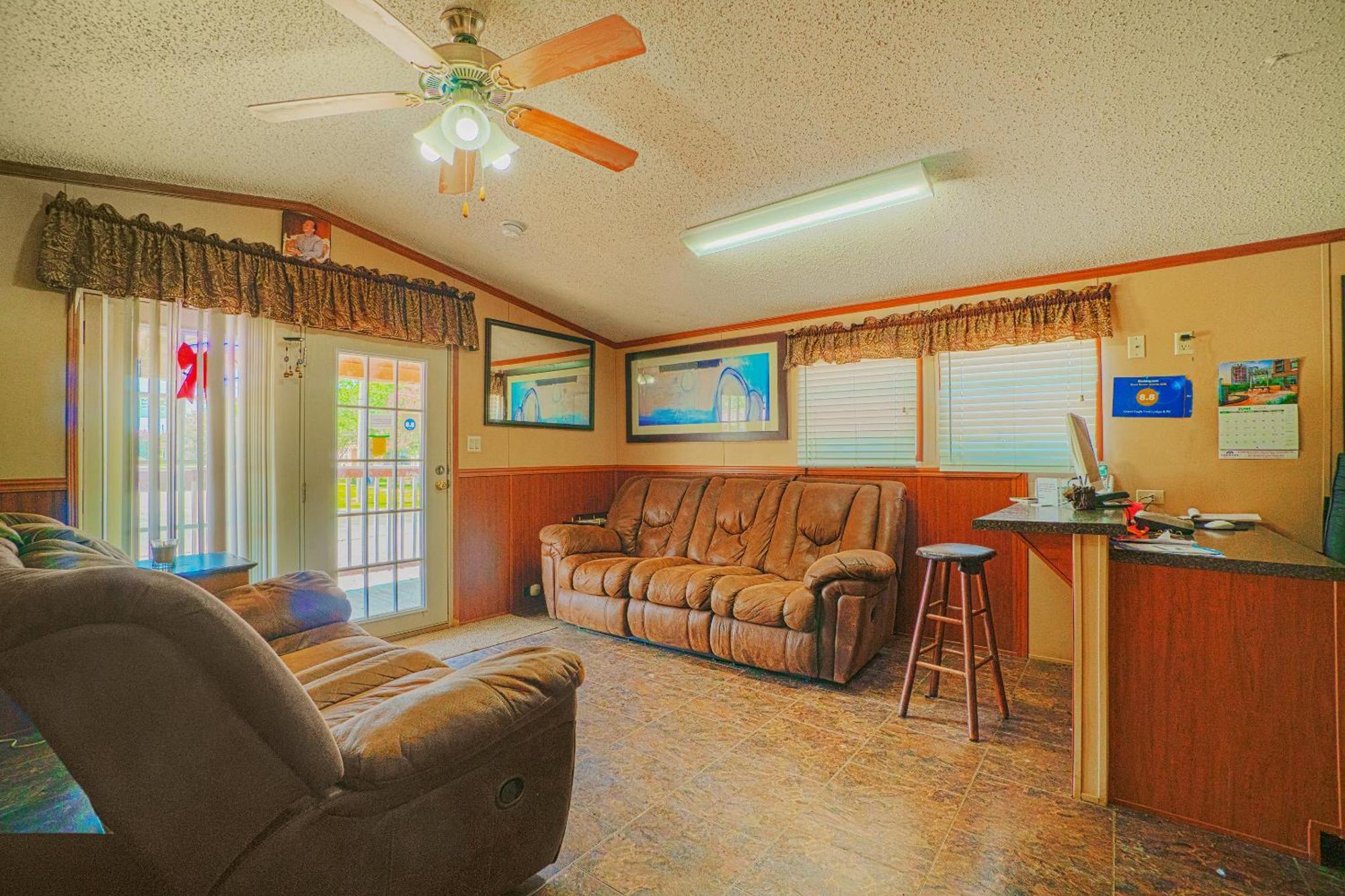 Grand Eagle Ford Lodge & Rv Park Nixon Exterior photo