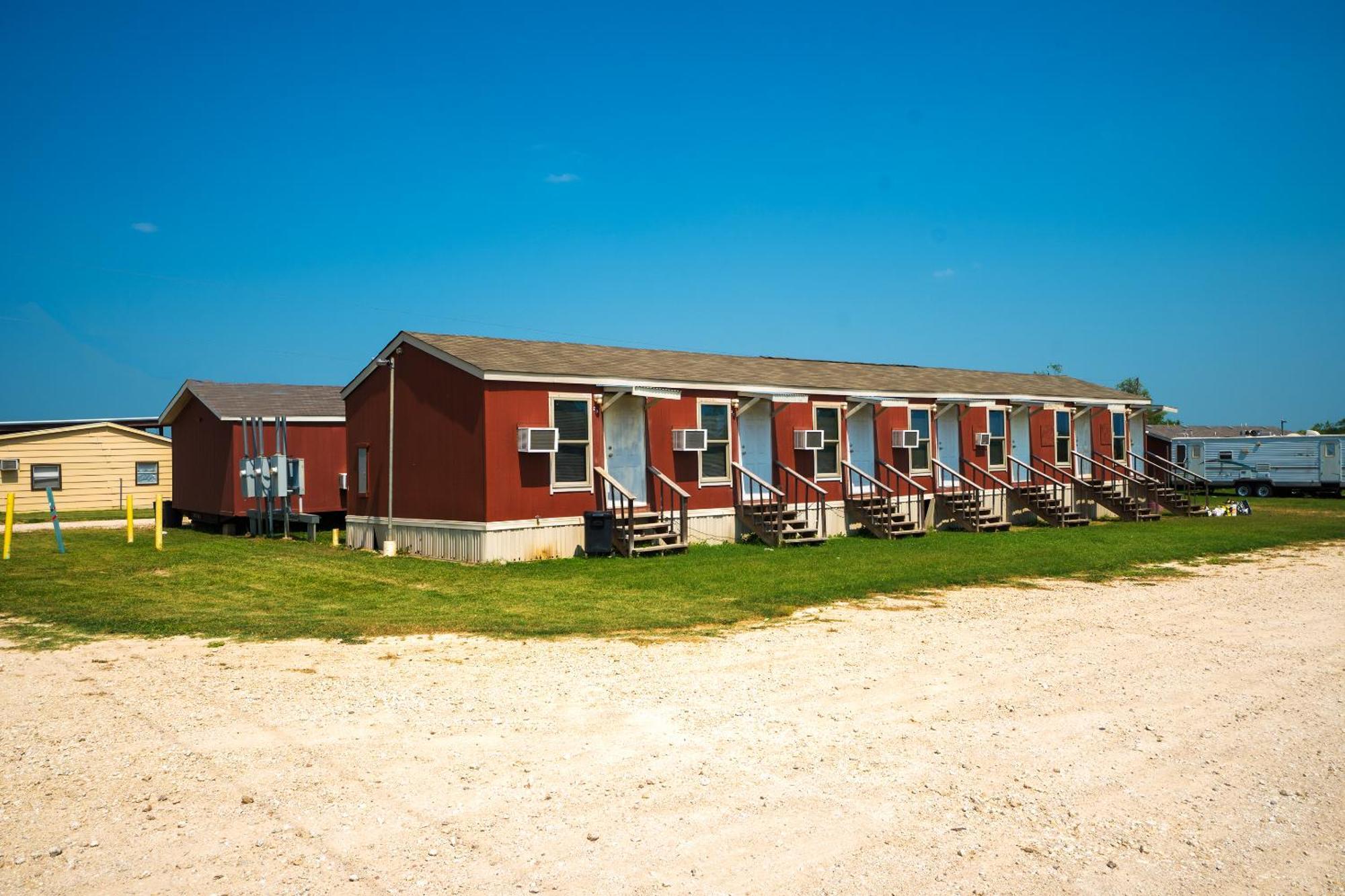 Grand Eagle Ford Lodge & Rv Park Nixon Exterior photo