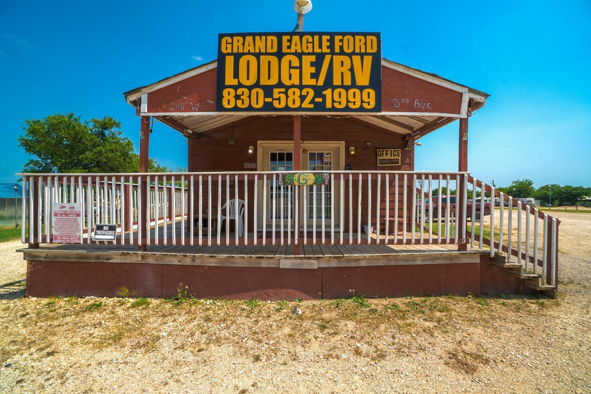 Grand Eagle Ford Lodge & Rv Park Nixon Exterior photo