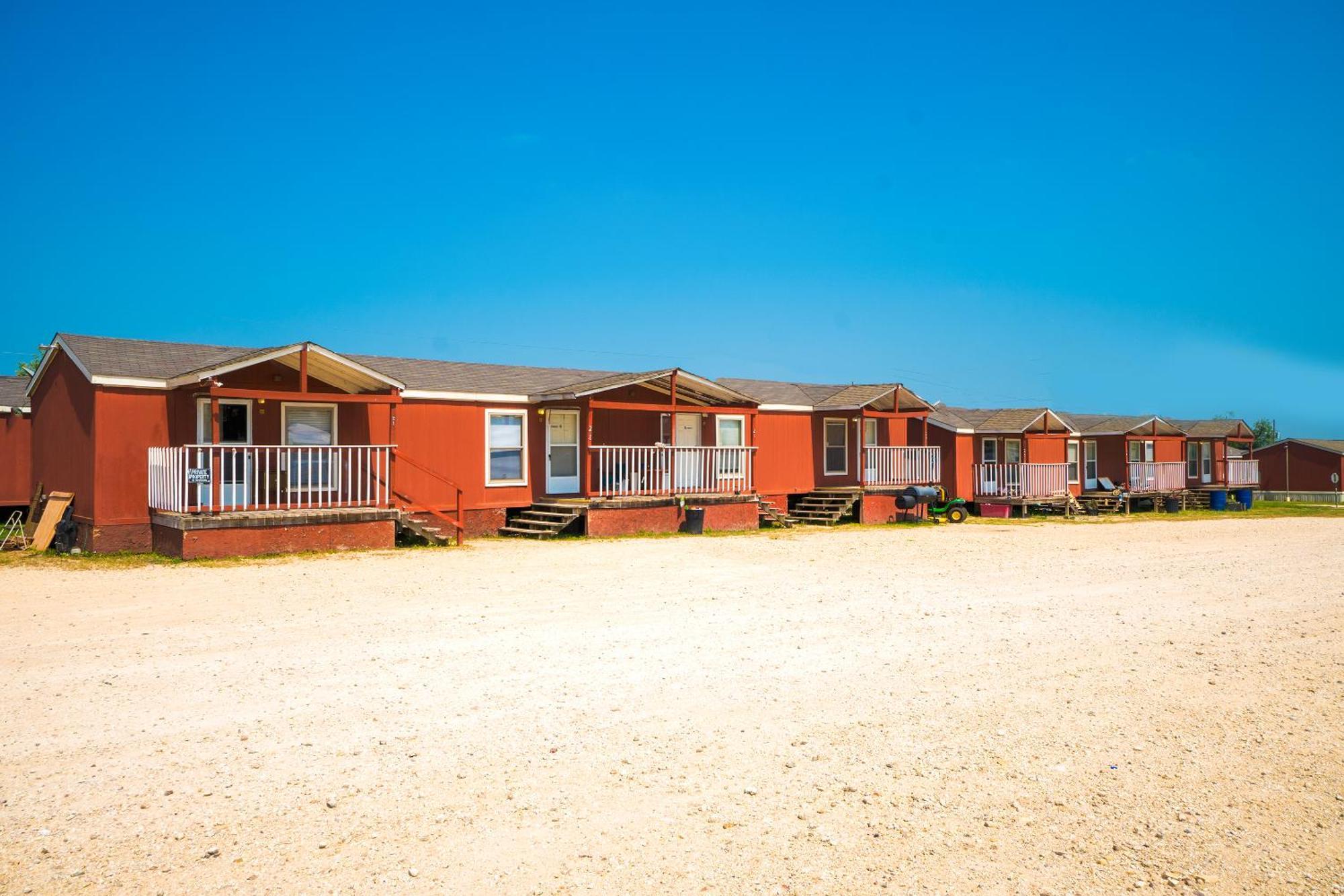 Grand Eagle Ford Lodge & Rv Park Nixon Exterior photo